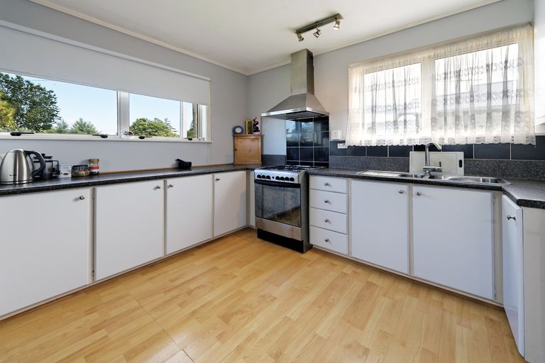 Photo of property in 16 Woodglen Road, Glen Eden, Auckland, 0602