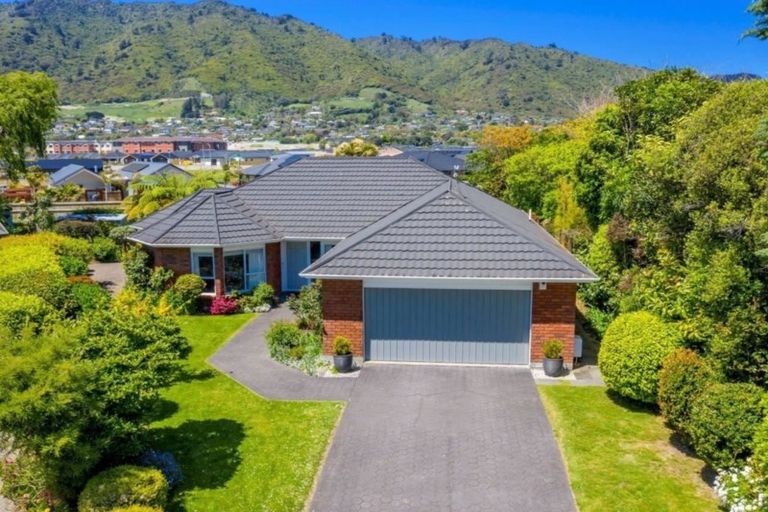 Photo of property in 9 Papawai Grove, Waikanae, 5036