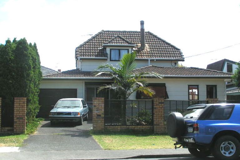 Photo of property in 1/2a Kauri Glen Road, Northcote, Auckland, 0627