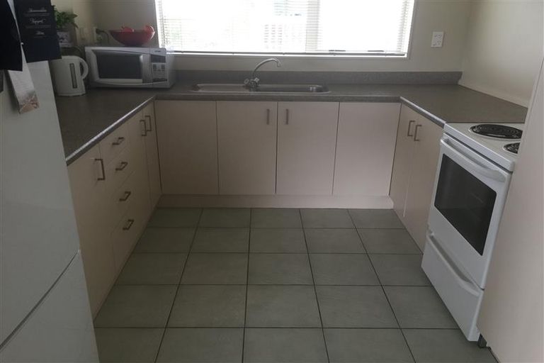 Photo of property in 2/36 Elizabeth Drive, West Harbour, Auckland, 0618