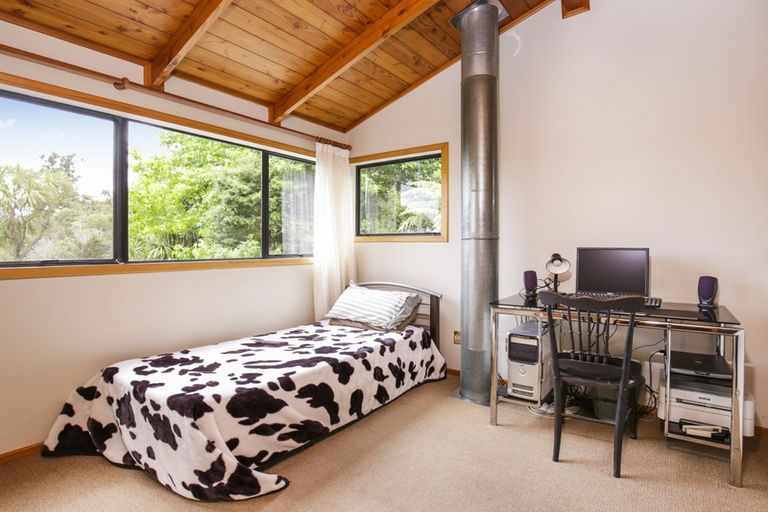 Photo of property in 39 Turanga Road, Henderson Valley, Auckland, 0612