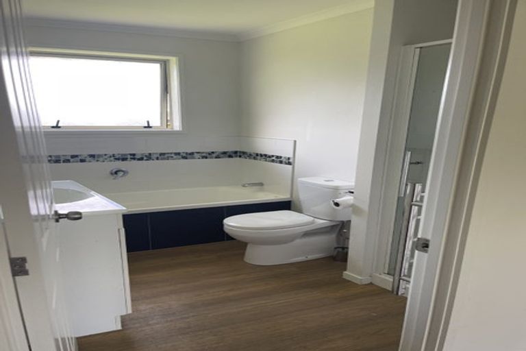 Photo of property in 43 Tawa Road, Kumeu, 0891