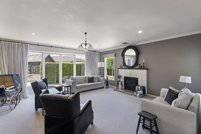 Photo of property in 33 Royal Oak Drive, Kelvin Grove, Palmerston North, 4414