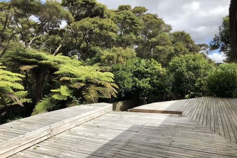 Photo of property in 62 Easton Park Parade, Glenfield, Auckland, 0629