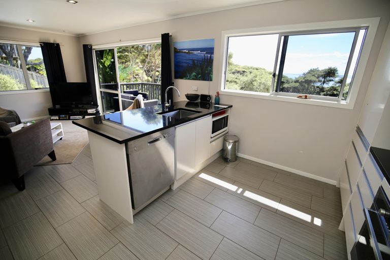 Photo of property in 33 Whaanga Road, Raglan, 3297
