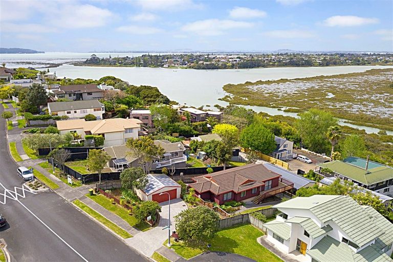 Photo of property in 113 West Harbour Drive, West Harbour, Auckland, 0618