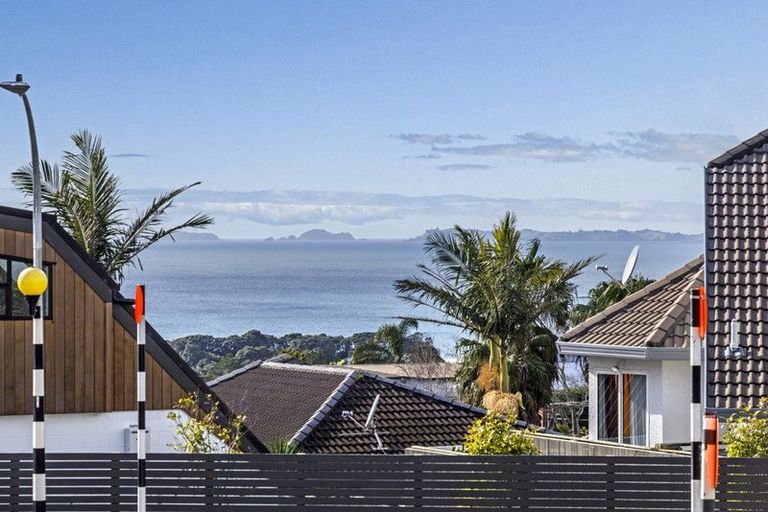 Photo of property in 1/208 East Coast Road, Forrest Hill, Auckland, 0620