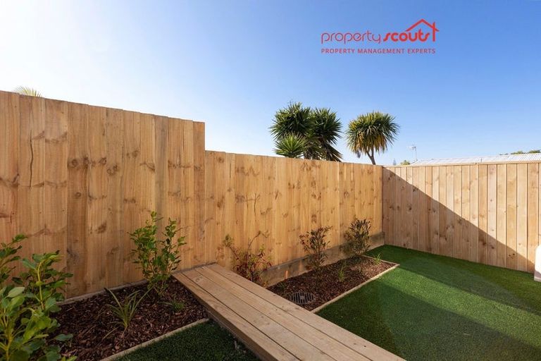 Photo of property in 1/80 Awaroa Road, Sunnyvale, Auckland, 0612