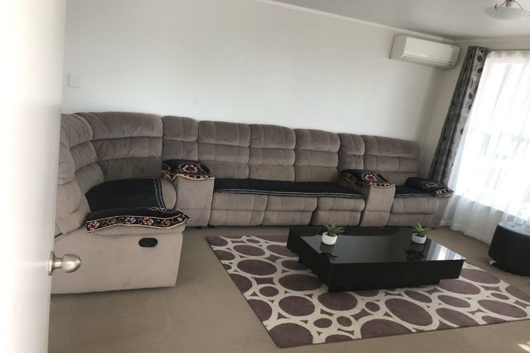 Photo of property in 11a Bamboo Grove, Kelston, Auckland, 0602