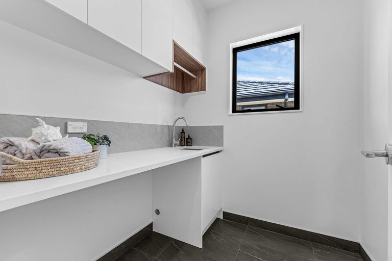 Photo of property in 27 Korowhiti Road, Clarks Beach, 2122