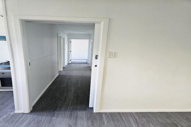 Photo of property in 5 Lynwood Road, New Lynn, Auckland, 0600