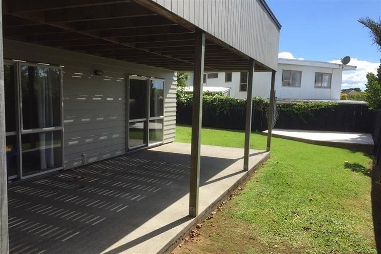 Photo of property in 12a Divich Avenue, Te Atatu South, Auckland, 0610