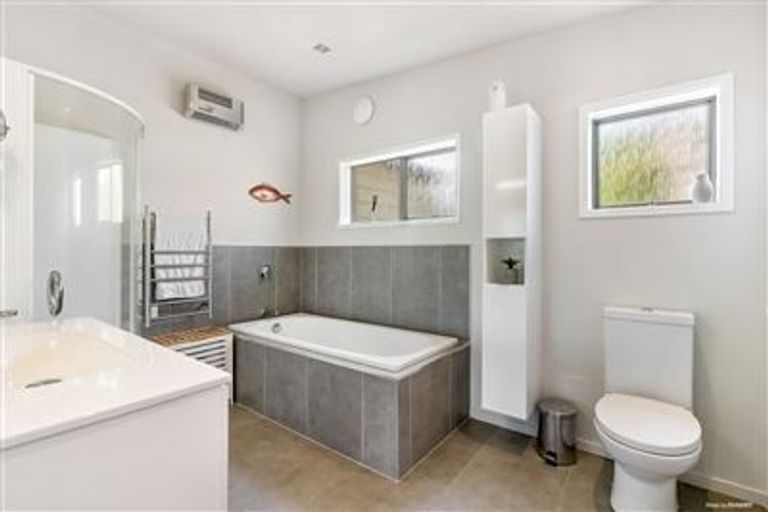 Photo of property in 8 Halldene Terrace, Red Beach, 0932