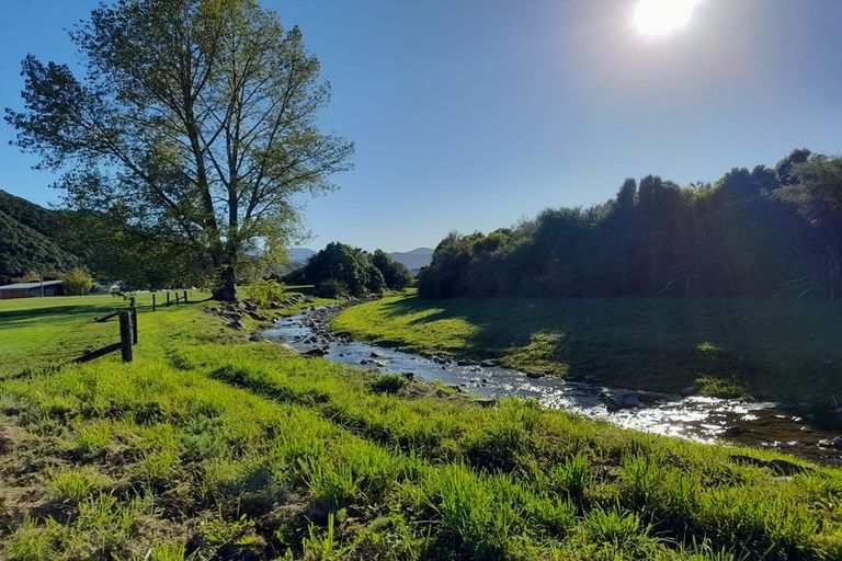 Photo of property in 235 Waikawa Road, Waikawa, Picton, 7220