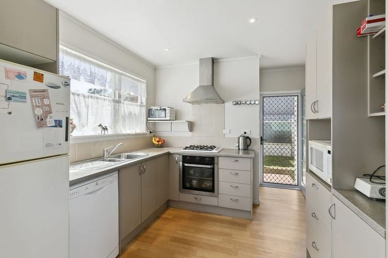 Photo of property in 23 Griffiths Grove, Newlands, Wellington, 6037