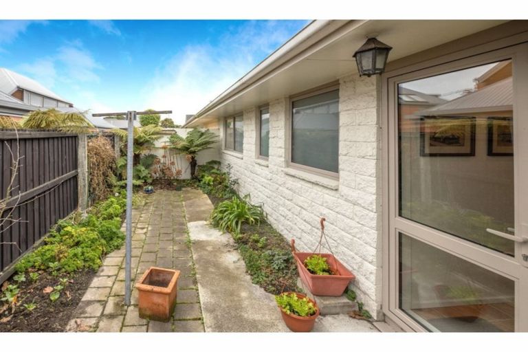 Photo of property in 2/2a Chilcombe Street, Ilam, Christchurch, 8041