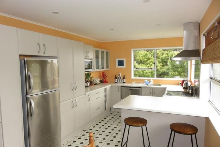 Photo of property in 27b Chetwode Grove, Newlands, Wellington, 6037