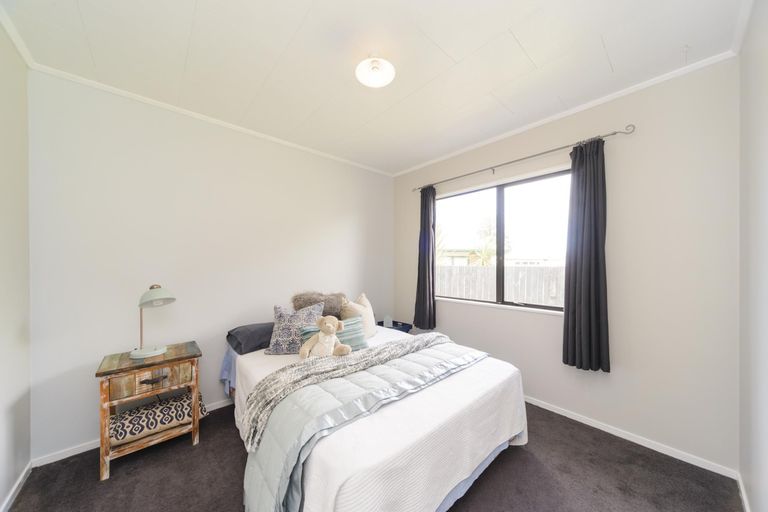 Photo of property in 73 Hillcrest Drive, Kelvin Grove, Palmerston North, 4414