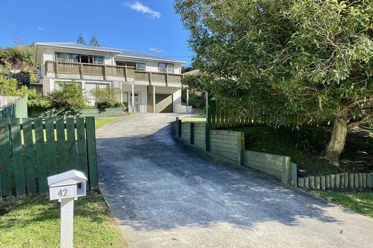Photo of property in 42 Raroa Terrace, Tawa, Wellington, 5028