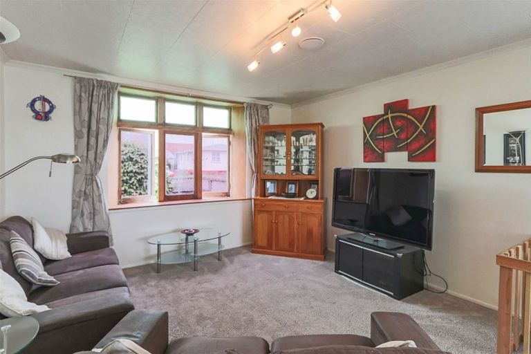 Photo of property in 2 Carrington Street, Inglewood, 4330