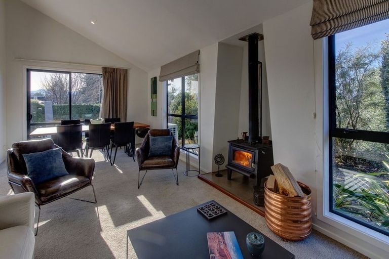 Photo of property in 2 Alpha Close, Wanaka, 9305