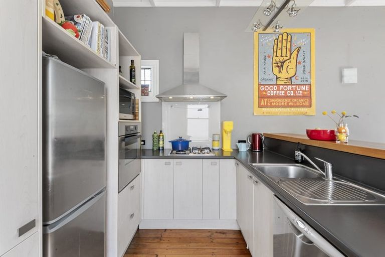 Photo of property in 15 Upper Bourke Street, Kilbirnie, Wellington, 6022