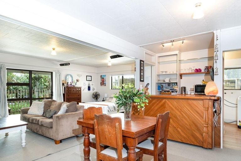 Photo of property in 1069 Scenic Drive North, Swanson, Auckland, 0816