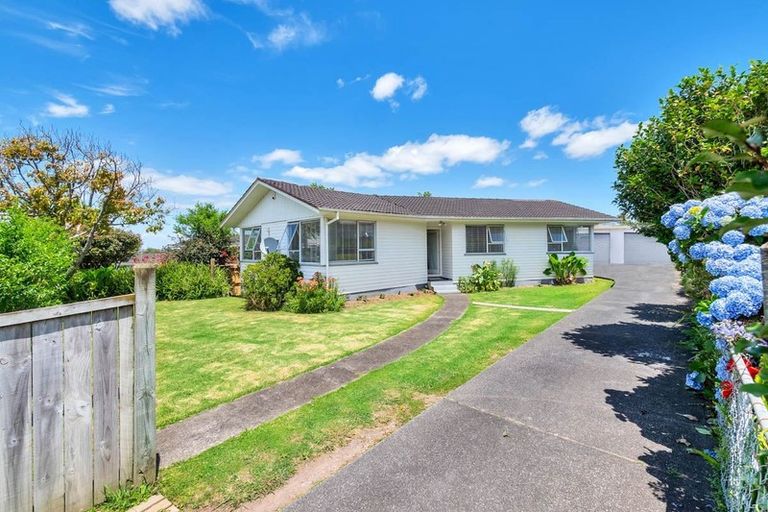 Photo of property in 13 Harmel Road, Glendene, Auckland, 0602