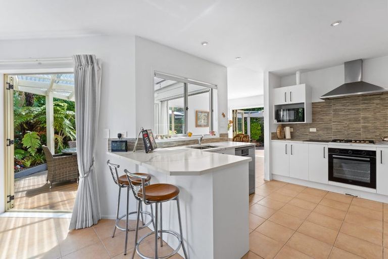Photo of property in 10a Scarboro Terrace, Murrays Bay, Auckland, 0630