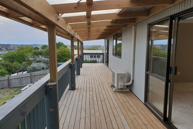 Photo of property in 33 Hobsonville Road, West Harbour, Auckland, 0618