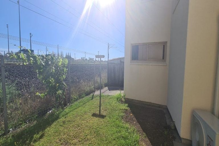 Photo of property in 19 Lockington Avenue, Henderson, Auckland, 0612