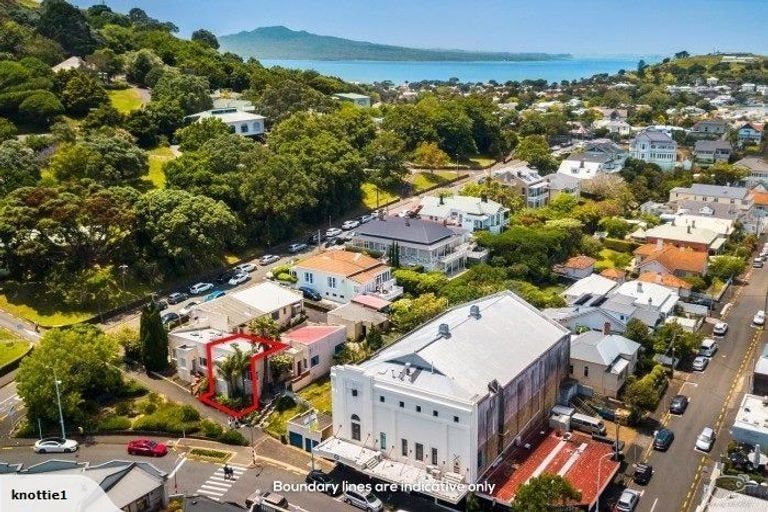 Photo of property in 4/64 Victoria Road, Devonport, Auckland, 0624