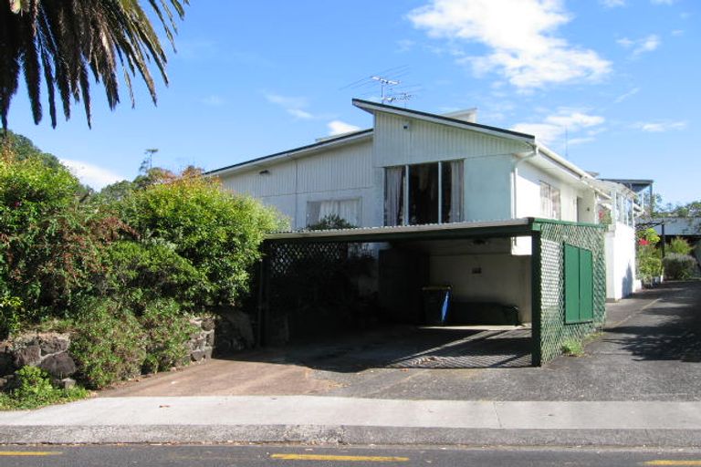 Photo of property in 19 Cleve Road, Green Bay, Auckland, 0604