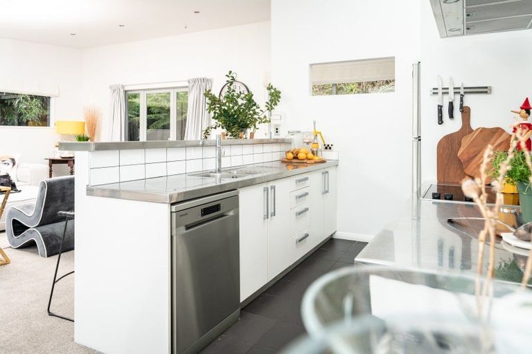 Photo of property in 21 Kopiko Way, Brooklyn, Wellington, 6021