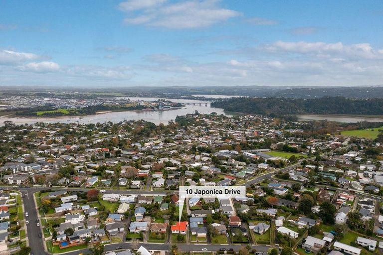 Photo of property in 10 Japonica Drive, Beach Haven, Auckland, 0626