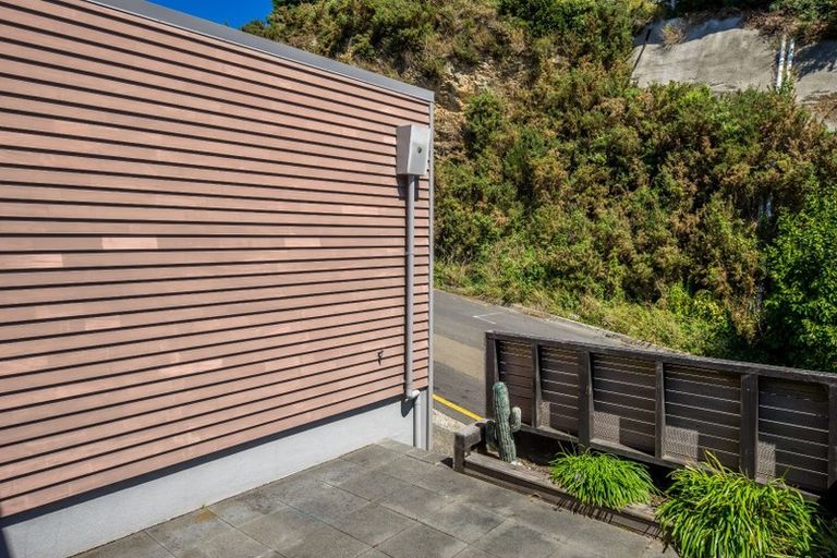 Photo of property in 51 Tiketike Way, Brooklyn, Wellington, 6021