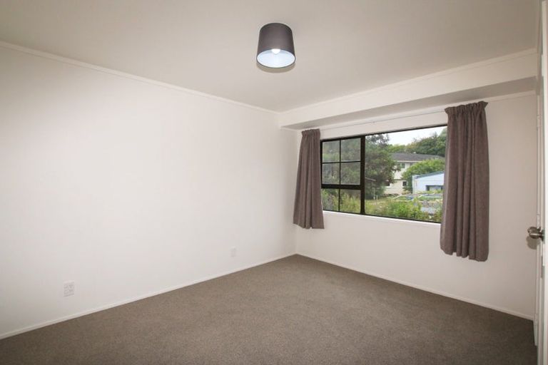 Photo of property in 2/8 Delisle Place, Windsor Park, Auckland, 0632