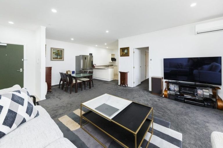 Photo of property in Maddison Apartments, 2/6c Queen Street, Palmerston North, 4410