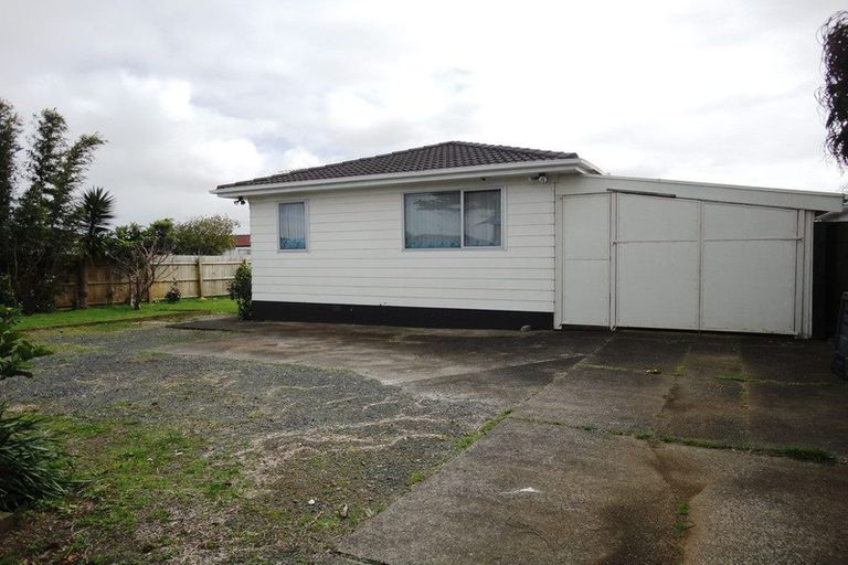 Photo of property in 11 Gibbons Road, Weymouth, Auckland, 2103