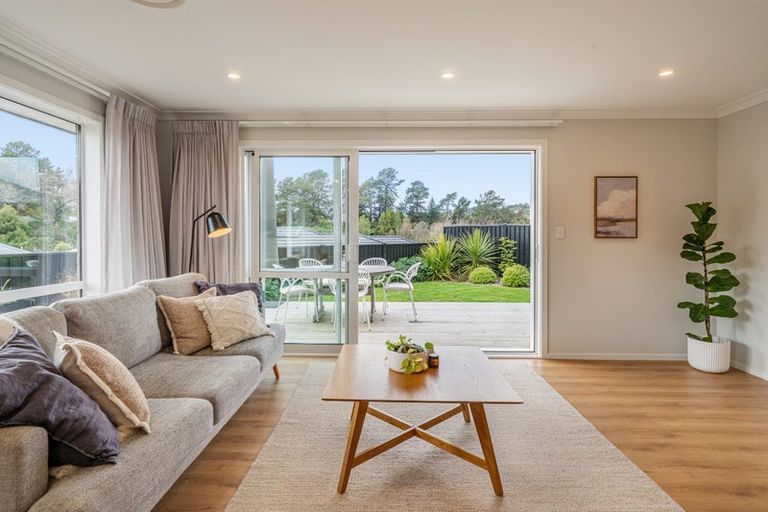 Photo of property in 15 Rewarewa Way, Timberlea, Upper Hutt, 5018