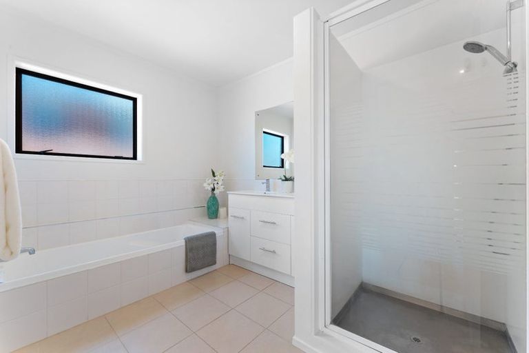 Photo of property in 23 Ravenwood Drive, Forrest Hill, Auckland, 0620