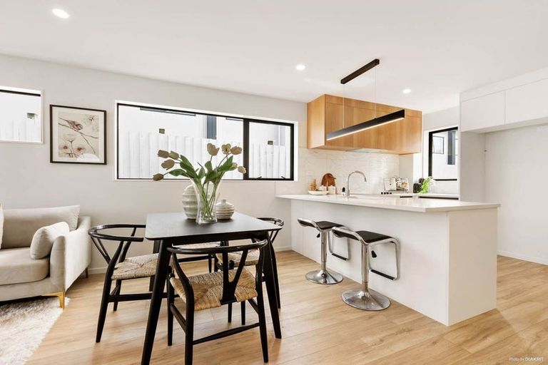 Photo of property in 17e Granville Drive, Massey, Auckland, 0614