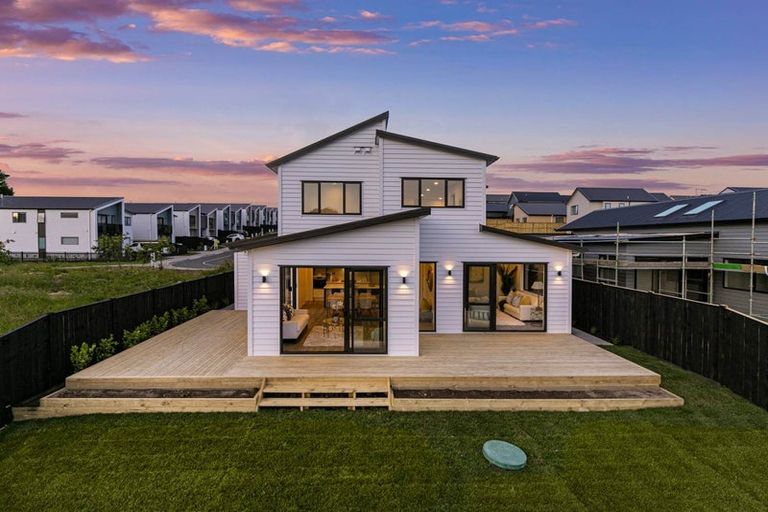 Photo of property in 32 Paparahi Place, Wainui, Silverdale, 0992