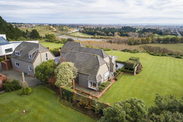 Photo of property in 38 Titirangi Drive, Fitzherbert, Palmerston North, 4471