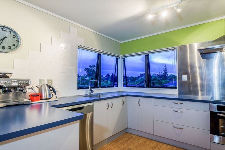 Photo of property in 16 Frosses Place, Massey, Auckland, 0614