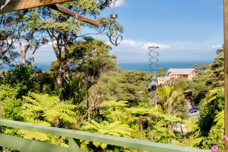 Photo of property in 68 Rauhuia Crescent, Parau, Auckland, 0604