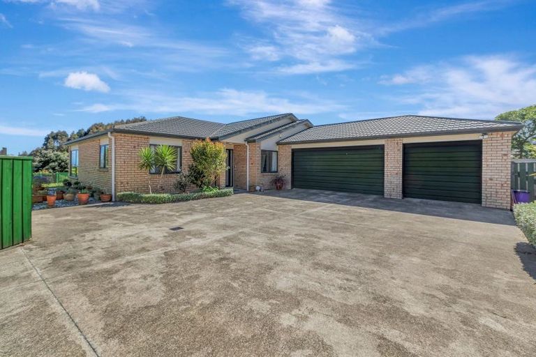 Photo of property in 13 Greenstone Place, Aotea, Porirua, 5024