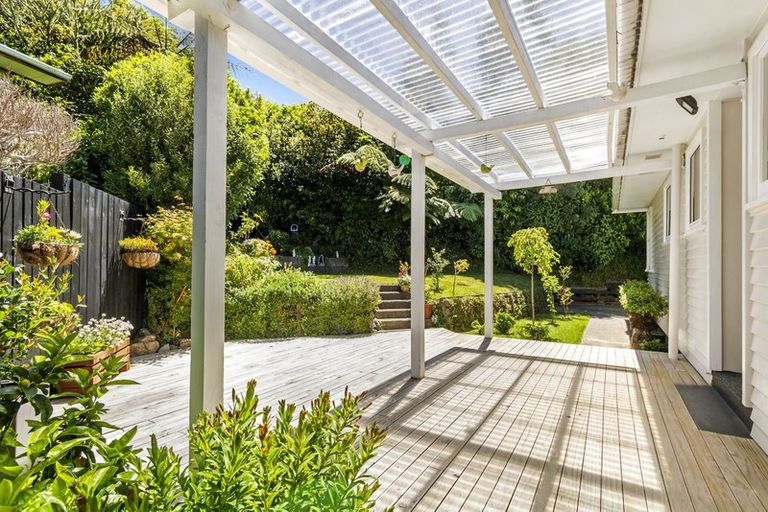 Photo of property in 28 Alwyn Place, Newlands, Wellington, 6037