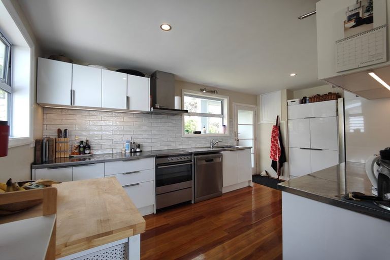 Photo of property in 22 Huntingdon Street, Northland, Wellington, 6012