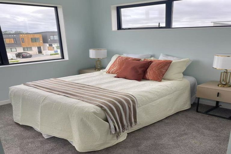 Photo of property in 8 Taipahitini Road, Rosehill, 2113